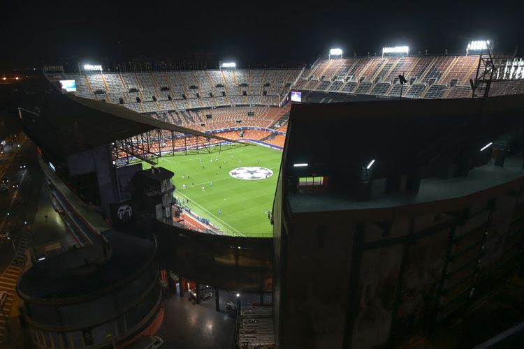 Pemandangan Stadion Mestalla dari luar.