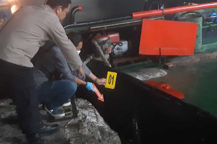 Petugas kepolisian menunjukkan titik lokasi korban tersebut di dermaga pelabuhan Jumat (22/8/2025) siang