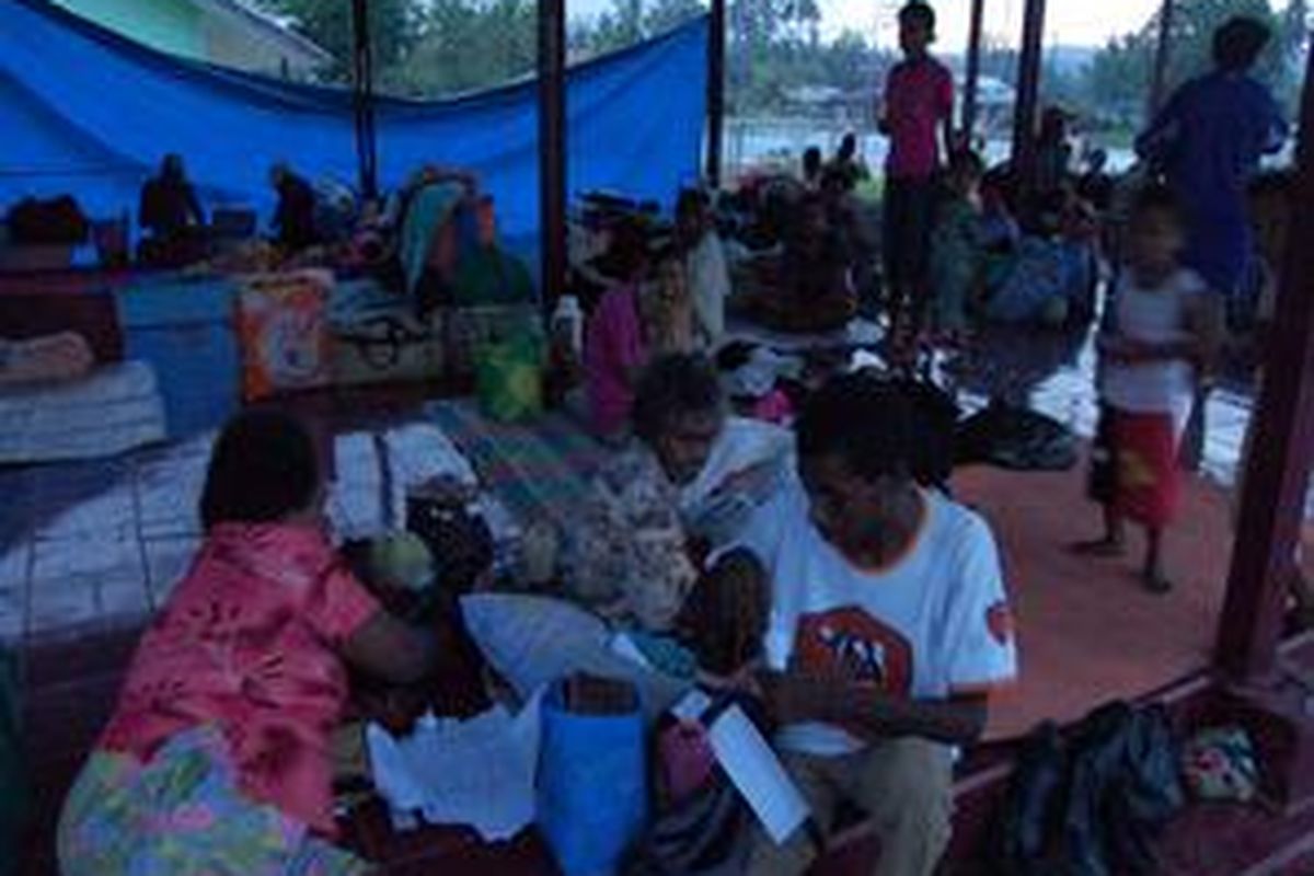 Warga korban gempa di pengungsian