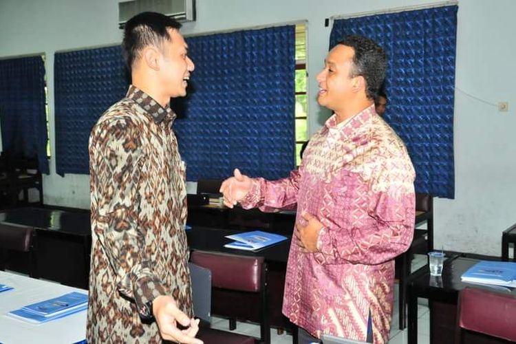 Momen pertama kali bacapres Koalisi Perubahan untuk Persatuan (KPP) Anies Baswedan bertemu dan berbincang dengan Ketua Umum Partai Demokrat Agus Harimurti Yudhoyono (AHY). Pertemuan berlangsung tahun 2010 di SMA Taruna Nusantara Magelang. 