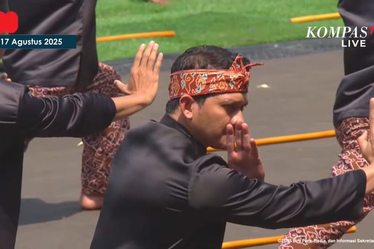 Aktor Iko Uwais menggunakan batik motif megamendung saat memimpin pertunjukan pencak silat bersama peraih medali emas pencak silat SEA Games 2011, Eko Wahyudi, dalam upacara peringatan Hari Ulang Tahun (HUT) ke-80 Republik Indonesia (RI) di Istana Merdeka, Jakarta pada Minggu (17/8/2025).