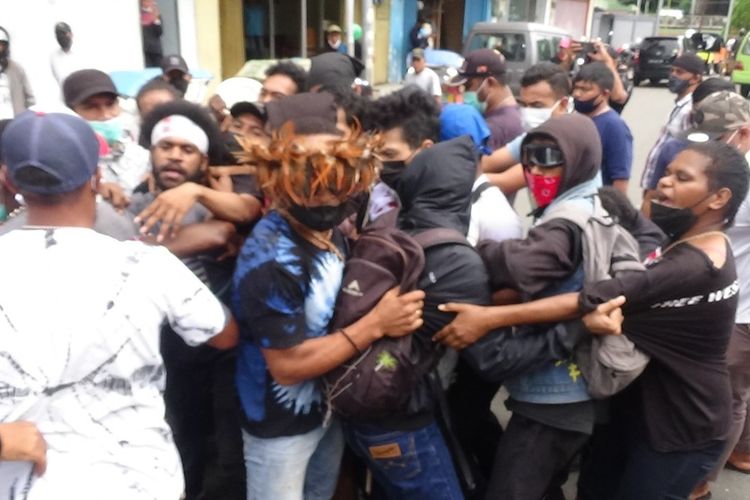 Aksi unjuk rasa puluhan mahasiswa Papua memperingati deklarasi kemerdekaan ke-60 West papua di Ambon berakhir ricuh, Rabu (1/12/2021)