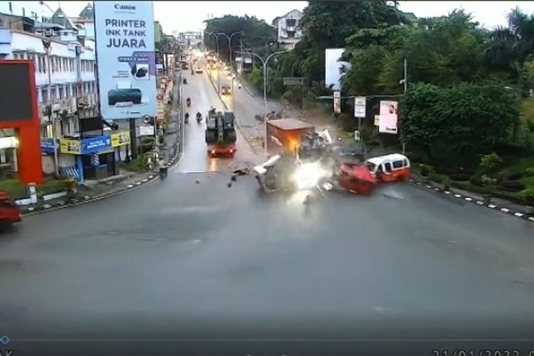 Tangkapan layar rekaman CCTV saat kecelakaan beruntun di di turunan simpang Muara Rapak, Balikpapan, Jumat (21/1/2022) pagi sekitar pukul 06.15 Wita. 