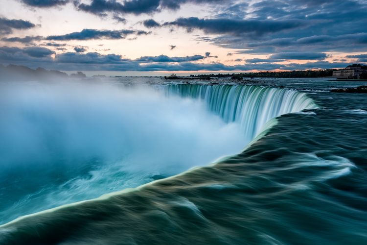 Air terjun Niagara (Photo by Sergey Pesterev on Unsplash).