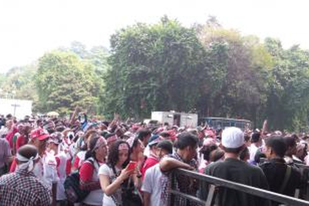 Ribuan simpatisan Jokowi-JK yang telah memadati pintu masuk Stadion Gelora Bung Karno untuk menghadiri konser Salam 2 Jari, Sabtu (5/7/2014)