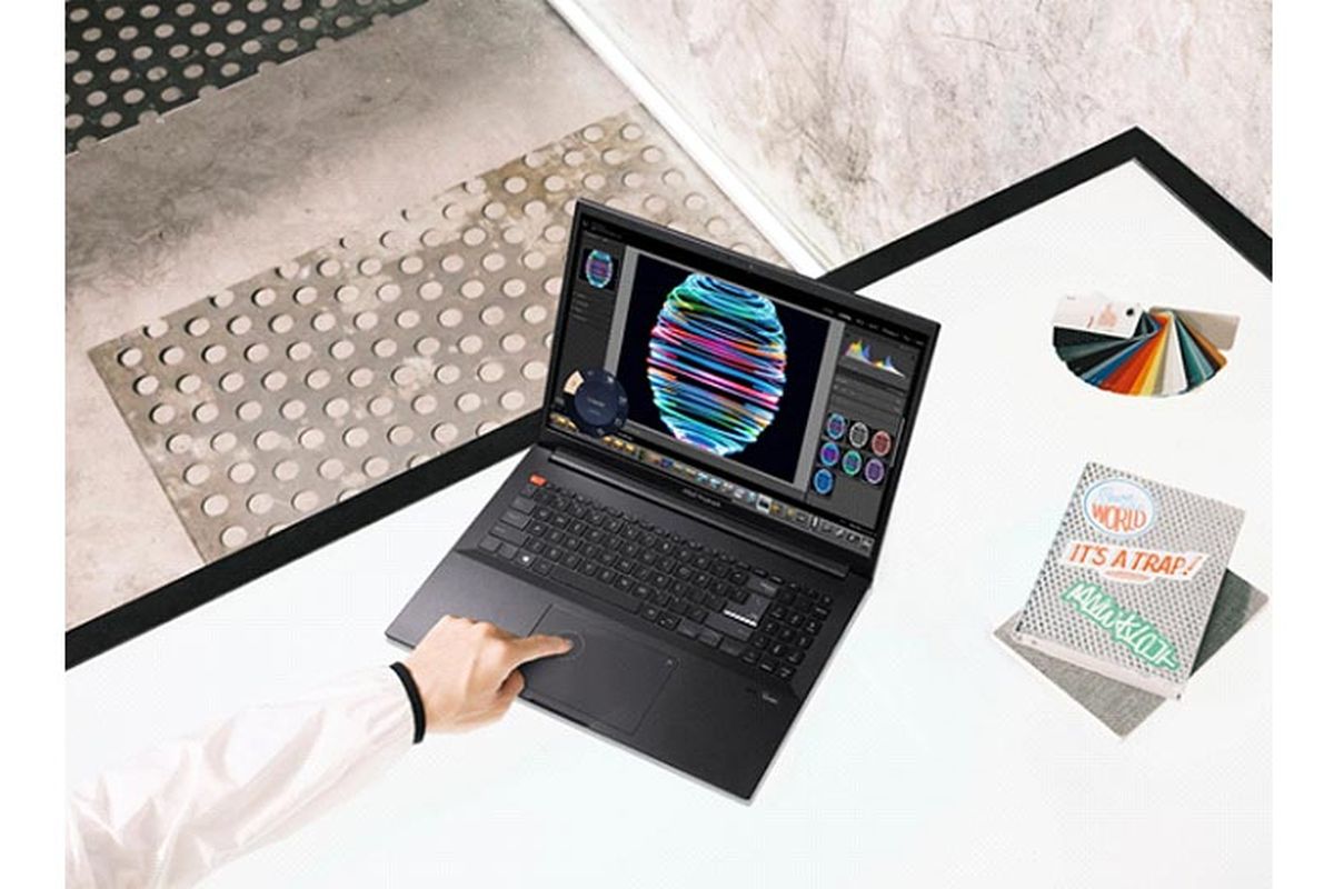 Tampilan layar pada laptop kreator konten.