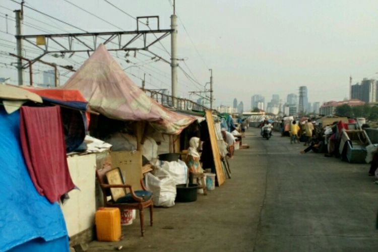 Bedeng-bedeng berdiri di sepanjang Jalan Tenaga Listrik, Tanah Abang, Jakarta Pusat, Selasa (12/9/2017).