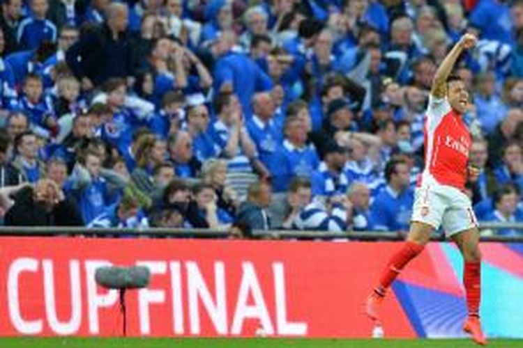 Striker Arsenal, Alexis Sanchez, seusai mencetak gol ke gawang Reading pada semifinal Piala FA di Stadion Wembley, Sabtu (18/4/2015). 