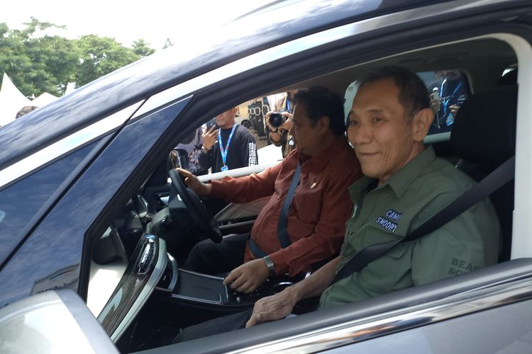 Menteri Koordinator Bidang Perekonomian Airlangga Hartarto bersama Jusuf Hamka melakukan test drive Aletra L8 EV