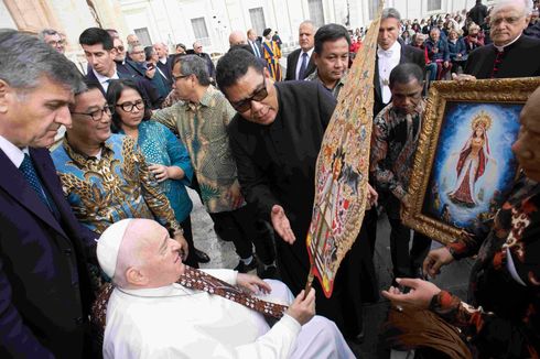 Saat Paus Fransiskus Diberi Hadiah Gunungan Wayang Kulit dari Indonesia...