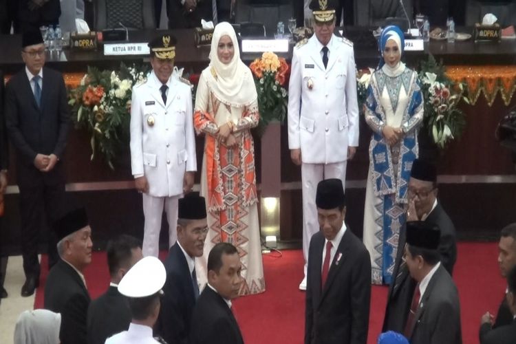 Presden Joko Wododo memberikan ucapan selamat kepada Gubernur dan Wakil Gubernur Aceh yang baru dilantik oleh Menteri Dalam Negeri, Rabu (5/6/2017) yakni Irwandi Yusuf dan Nova Iriansyah. Presiden Jokowi Transit di Aceh dalam perjalanannnya menuju Turki.