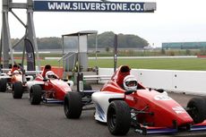Uji Nyali Mengemudikan Formula di Silverstone