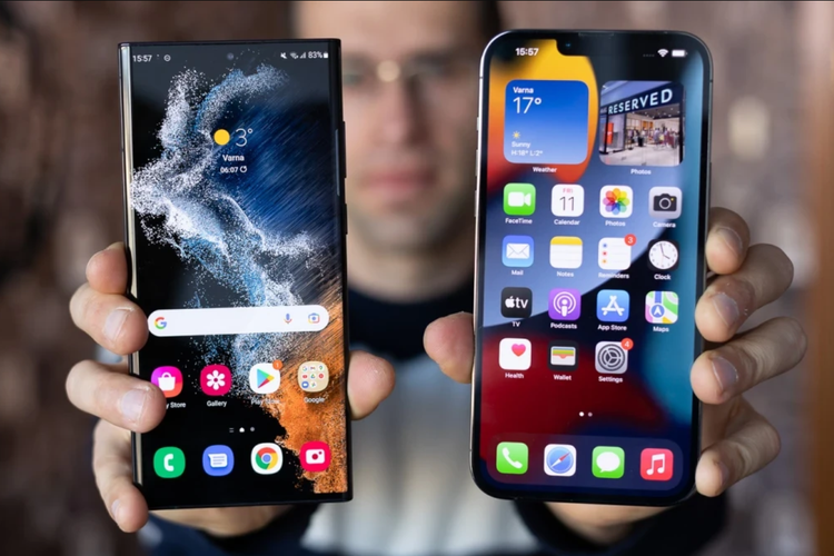 Ilustrasi iPhone vs Android.
