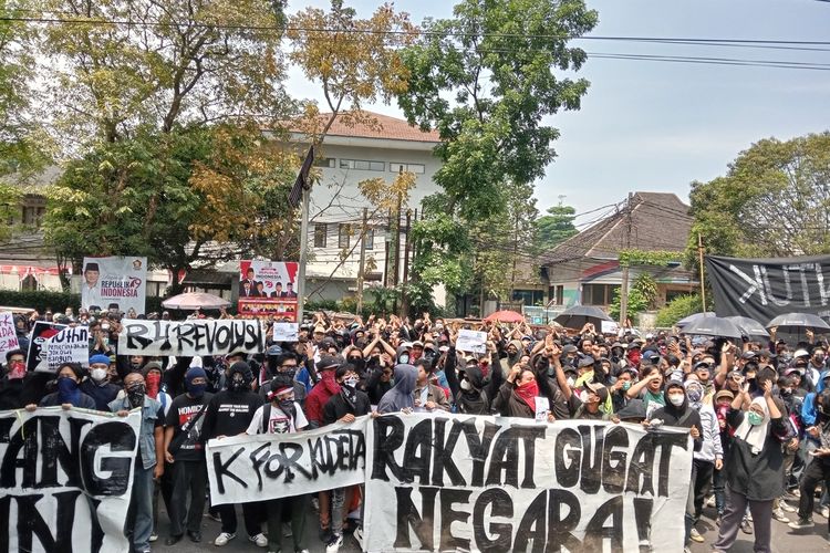 Massa aksi mahasiswa dari perguruan tinggi di Kota Bandung dan elemen masyarakat berunjuk rasa menolak revisi Undang-undang (UU) Pilkada di Gedung DPRD Jawa Barat, Jalan Diponegoro, Kota Bandung, Kamis (22/8/2024).
