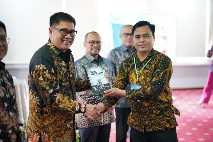 Menyambut 50 tahun PT Semen Baturaja Tbk (SMBR), anak usaha PT Semen Indonesia (Persero) Tbk (SIG), menggelar peluncuran buku sejarah SMBR pada Selasa (24/10) di Hotel Bidakara, Jakarta.