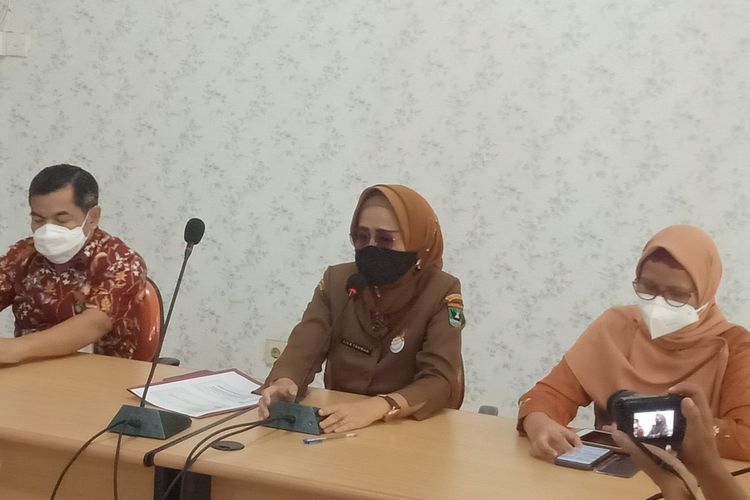 Kadinkes Sumbar Lila Yanwar (tengah) didampingi Ketua IDAI Sumbar Finny Fitry Yani (kanan) dan Kabid Pelayanan Medik RSUP M Djamil Bestari Jaka Budiman saat memberikan keterangan pers soal hepatitis misterius, Selasa (10/5/2022).