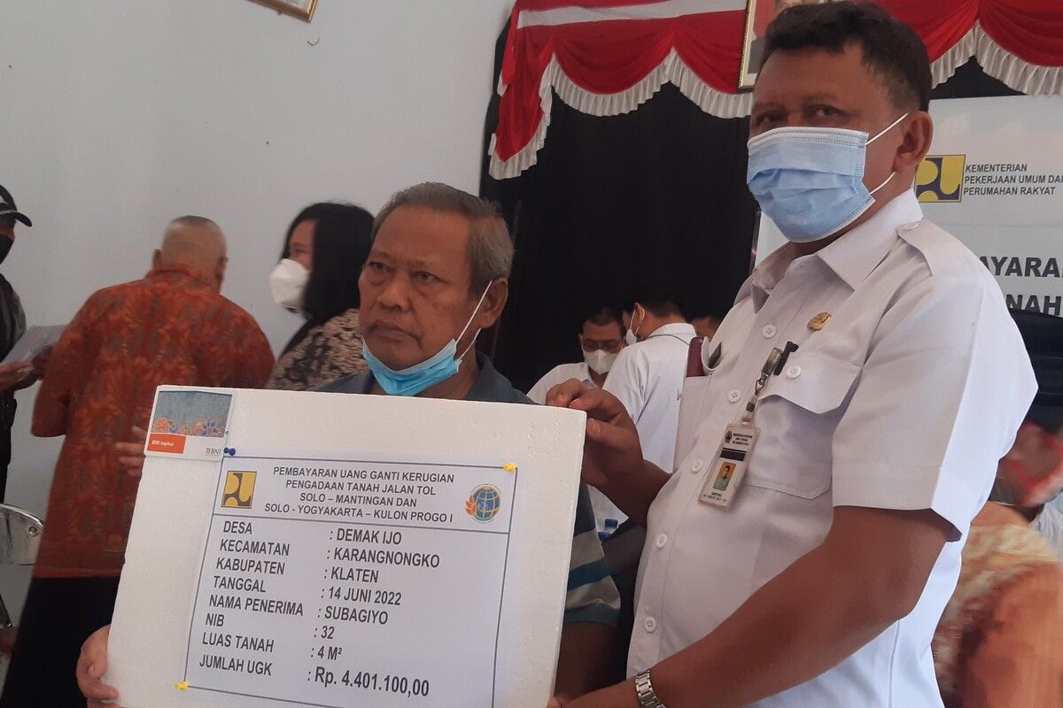 Subagiyo, warga Desa Demakijo, Kecamatan Karangnongko, Klaten, Jawa Tengah menerima pembayaran uang ganti kerugian jalan tol Solo-Yogyakarta di Kantor Desa Demakijo, Kecamatan Karangnongko, Klaten, Selasa (14/6/2022).