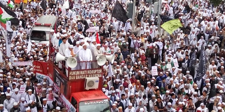 Suasana saat massa dari Front Pembela Islam berjalan kaki dari Masjid Al Azhar menuju Mabes Polri, Jakarta Selatan, Senin (16/1/2017).