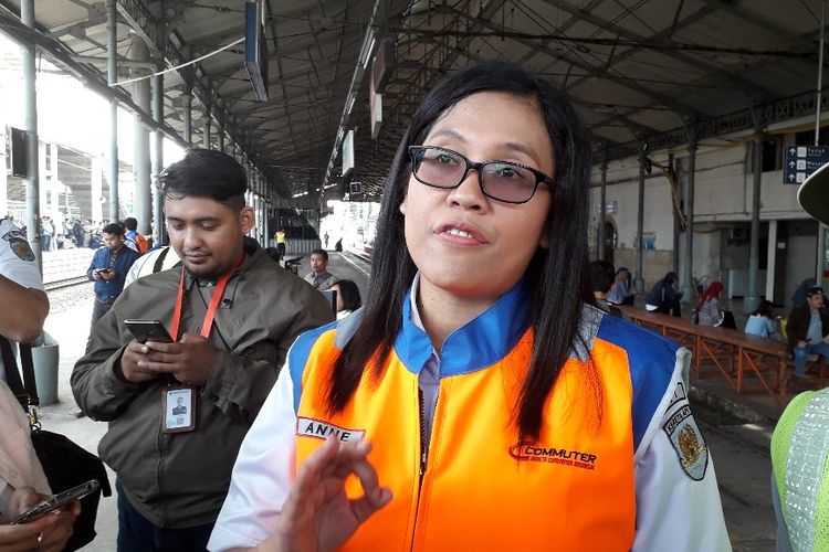 VP Corporate Communications PT Kereta Commuter Indonesia Anne Purba di Stasiun Jatinegara, Jumat (12/4/2019).