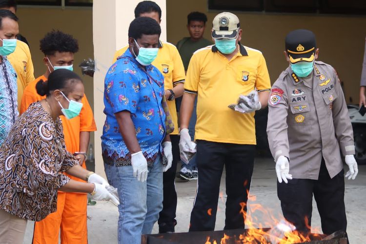 Wakil direktur reserse narkoba Polda didampingi jaksa dari Kejati melakukan pemusnahan ganja di halaman gedung Tahti Polda Papua Barat, Jumat (22/3/2024).