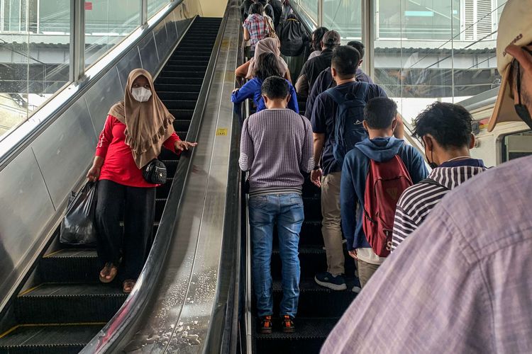 Penumpang berada di dalam kereta di Stasiun Tanah Abang di Jakarta, Jumat (18/2/2022). Pemerintah resmi menaikkan status PPKM Jabodetabek ke level 3 seiring dengan peningkatan kasus Covid-19.
