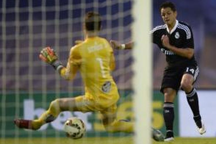 Penyerang Real Madrid, Javier Hernandez (kanan), mencetak gol pada pertandingan lanjutan Primera Division melawan Celta Vigo, di Stadion Balaidos, Minggu (26/4/2015). 