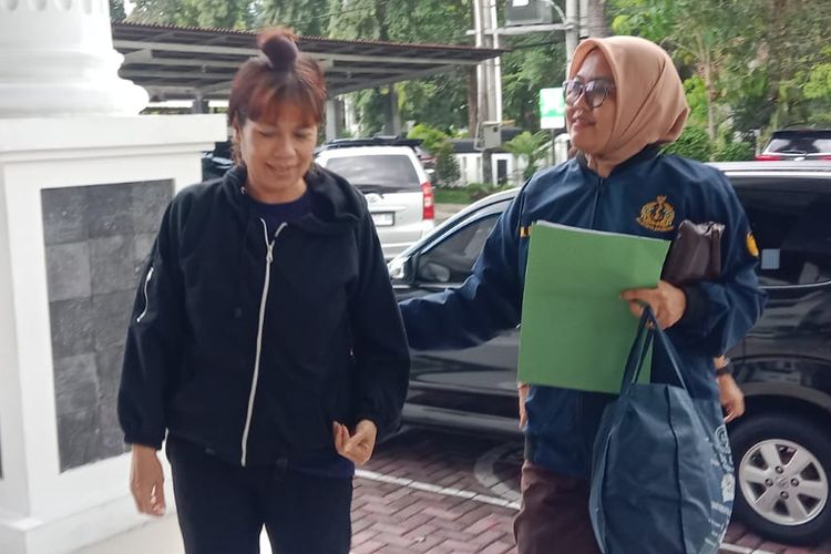 Sophia Loretta Hutabarat (kiri), buronan kasus investasi bodong berkedok trading forex, saat dibawa ke Kejari Kabupaten Magelang, Selasa (20/2/2024).
