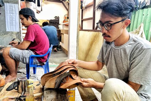 Indonesian Shoemaker Keeps in Step With Shoes From Chicken Feet