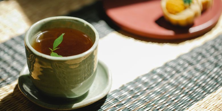 Ilustrasi teh hijau, minuman yang baik untuk kesehatan kulit.