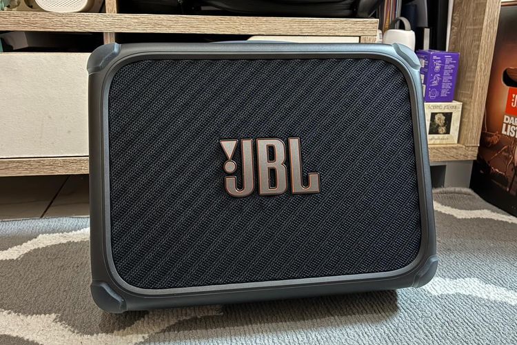 Saya Putar Lagu di Speaker JBL BandBox Trio, AI Langsung Bikin Versi Karaoke-nya