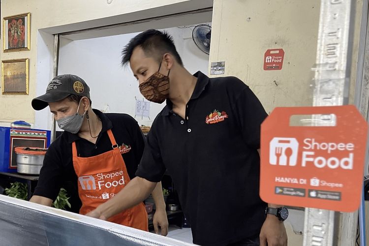 Ian tak segan untuk turun langsung ke dapur untuk memastikan kualitas makanan yang disajikan. 

