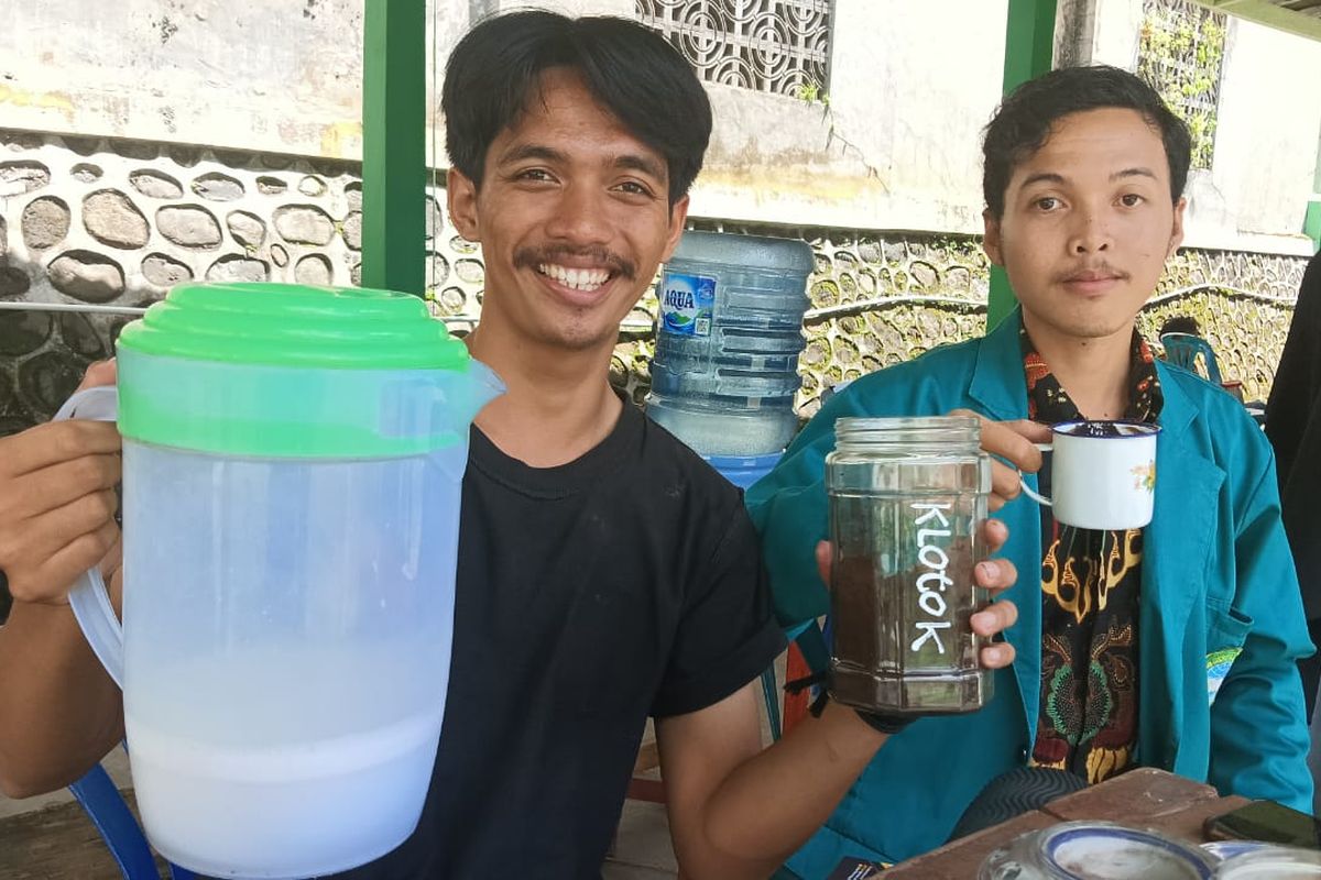 Abdullah Ikhsan (23), warga Kecamatan Kemiri, Purworejo. Di tengah kesibukannya menjalani kuliah, Abdullah mencoba memperkenalkan kopi santan pertama di Purworejo.