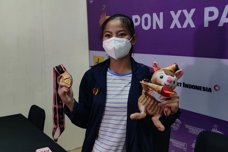 Lifter asal Jawa Barat, Windy Chantika Aisah, yang merupakan peraih medali perunggu di Olimpiade Tokyo, berhasil meraih emas pada PON XX 2021 Papua, di kelas 49 kg, Jayapura, Papua, Rabu (6/10/2021)