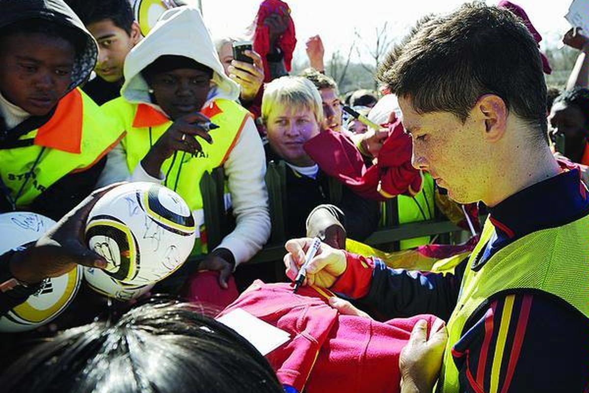 Penyerang tengah Spanyol, Fernando Torres, menorehkan tanda tangan di baju penggemarnya seusai sesi latihan di perkampungan olahraga Universitas North West di Pochefstroom, Afrika Selatan, Jumat (2/7). Spanyol akan ditantang Paraguay di perempat final di Johannesburg, Sabtu (3/7) atau Minggu dini hari WIB.