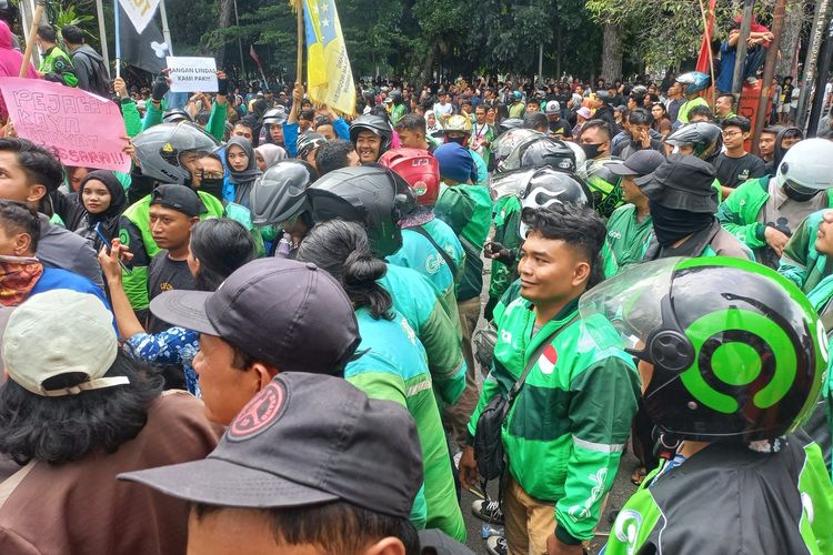 Foto: Unjuk rasa komunitas ojek online di depan gedung DPRD Kota Pematangsian?ar, Sumatera Utara, Senin (1/9/2025).