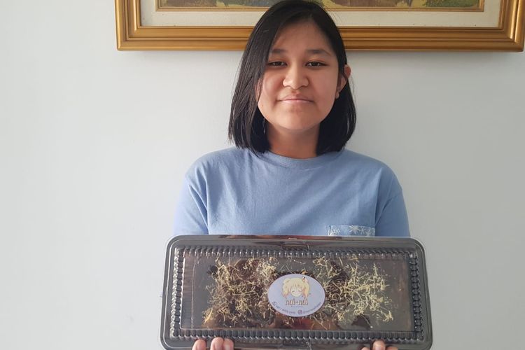  Naira Callista Maheswari (15) dengan hasil brownies buatannya. Naira Butuh waktu untuk melepaskan stress akibat tak diterima di SMA negeri pilihannya lewat Penerimaan Peserta Didik Baru (PPDB) DKI Jakarta 2020 jalur zonasi. Hobi memasak ia jalankan untuk melepas stres. Video-video memasak di Youtube ia tonton dan lalu dipraktekkan. Hobinya pun membawa untung.