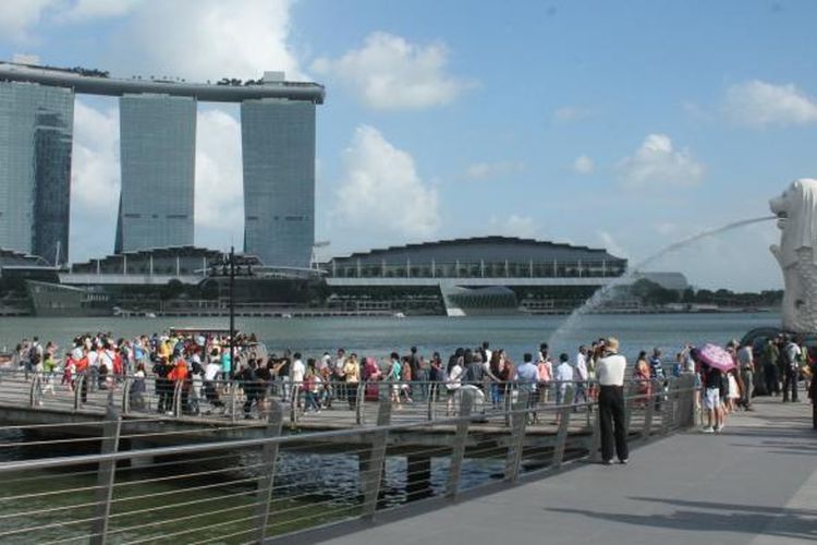 Suasana Merlion Park yang selalu ramai di Singapura.