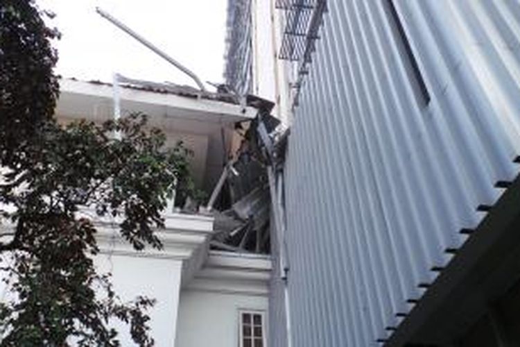 Plafon Gedung G Balaikota Jakarta runtuh dan menimpa ruang kerja Wagub Basuki Tjahaja Purnama, Kamis (28/8/2014).