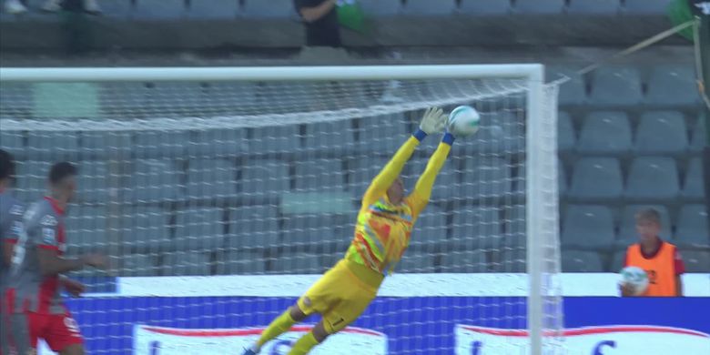 Aksi kiper Timnas Indonesia Emil Audero pada laga Liga Italia Cremonese vs Sassuolo di Stadio Giovanni Zini pada laga pekan kedua Serie A 2025-2026, Jumat (29/8/2025).
