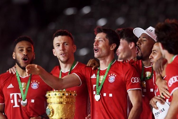 Skuad Bayern Muenchen saat merayakan gelar DFB Pokal musim 2019-2020.