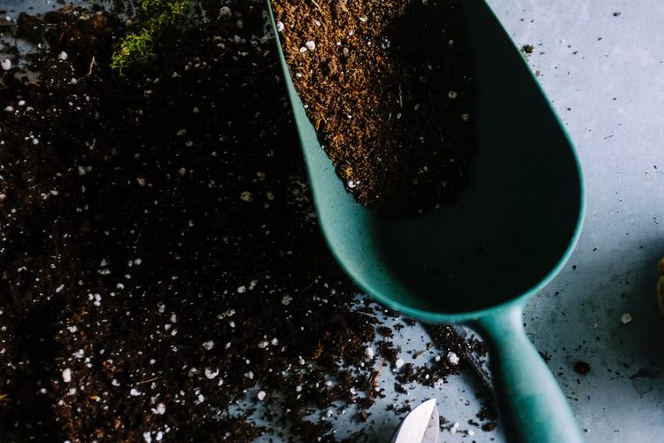 Ilustrasi kompos untuk tanaman. 