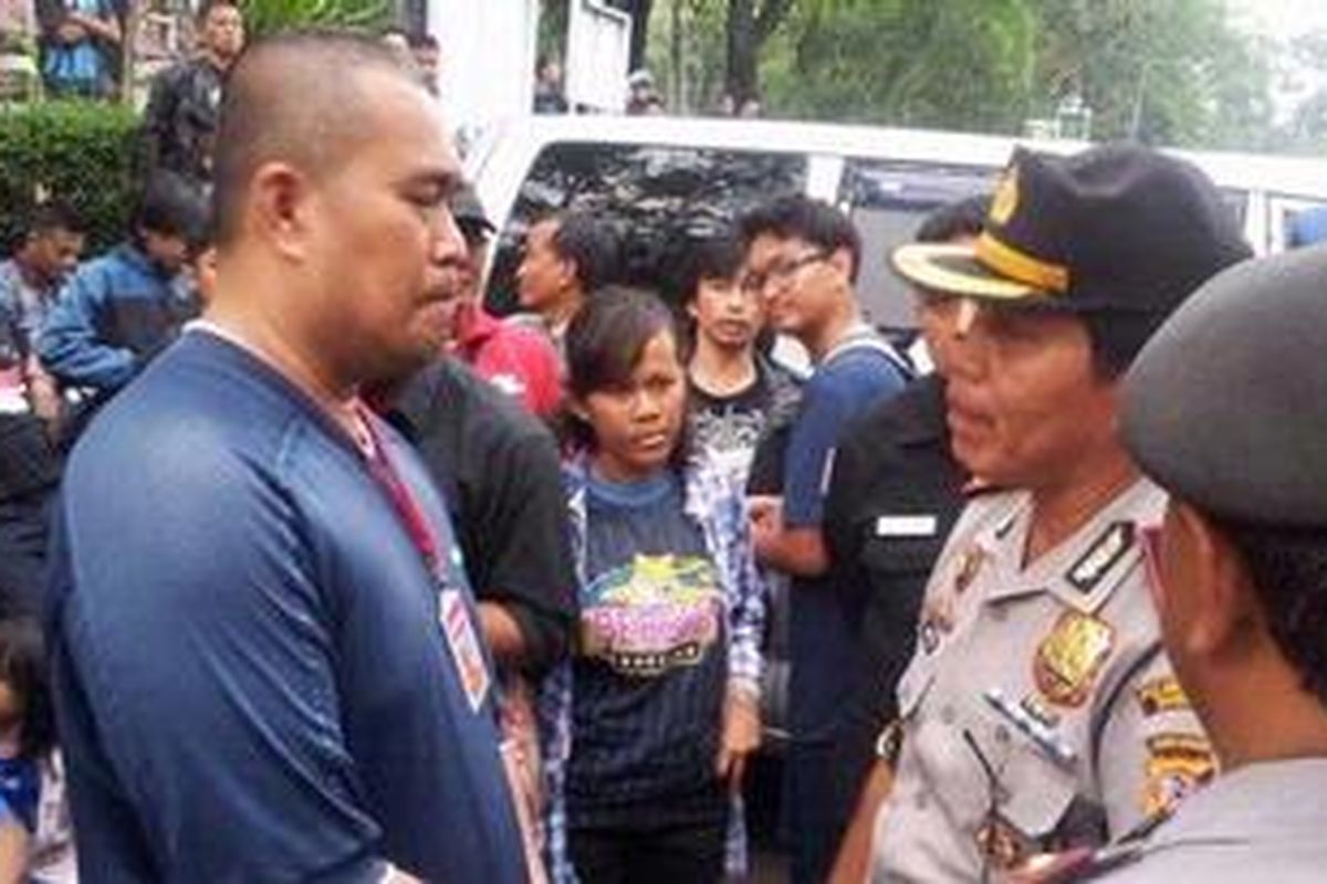 Ketua Panpel Celebes Cup II Abdi Satria tengaj berbincang dengan polisi sebelum pertandingan di hari pertama Celebes Cup dimulai, Sabtu (3/11/2012) petang.