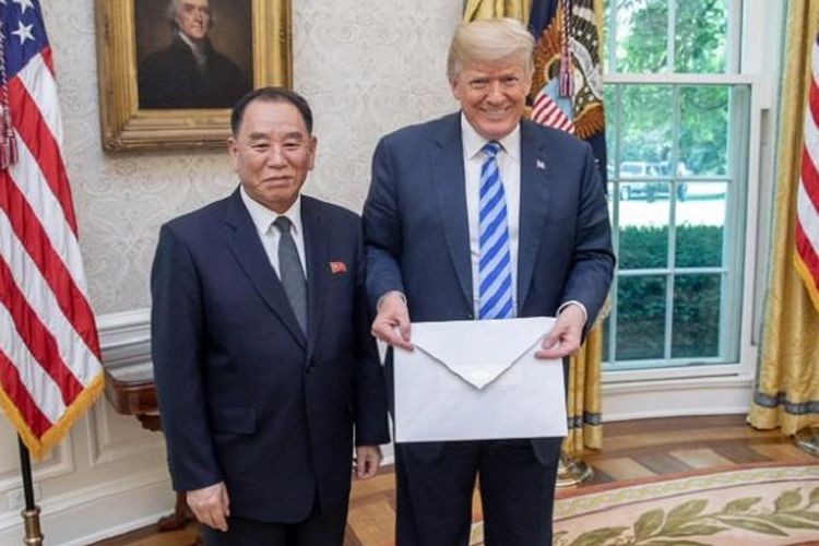 Presiden Amerika Serikat Donald Trump (kanan) ketika menerima amplop raksasa yang diyakini berisi surat Pemimpin Korea Utara Kim Jong Un dari utusan sekaligus tangan kanan Kim, Kim Yong Chol, di Gedung Putih, Jumat (1/6/2018).