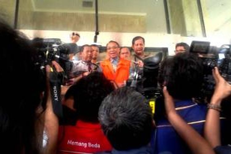 Jero Wacik memberikan keterangan kepada wartawan usai mendatangi Gedung KPK untuk menandatangi perpanjangan masa penahanan terakhir. Kamis 30/7/2015