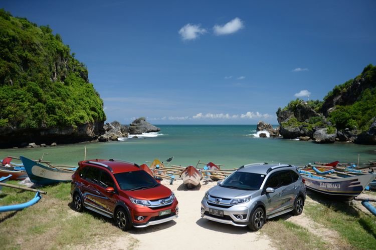 Honda BR-V berpose di pinggir pantai Ngrenehan