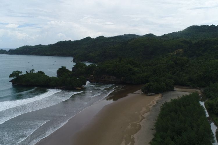 Pantai Pelang sebagai salah satu destinasi wisata andalan Kabupaten Trenggalek terus dikembangkan untuk menarik wisatawan dari Yogyakarta, Solo, Wonogiri, dan Pacitan.