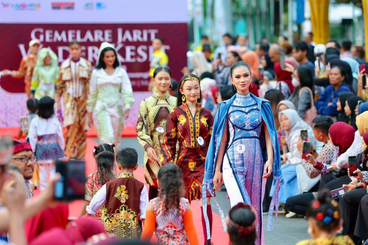 Para model memperagakan busana batik bermotif ?Wader Kesit? dalam gelaran Fashion Lorong Bambu pada Banyuwangi Batik Festival (BBF) 2025 di Gesibu Blambangan, Banyuwangi, Jumat (17/10/2025).