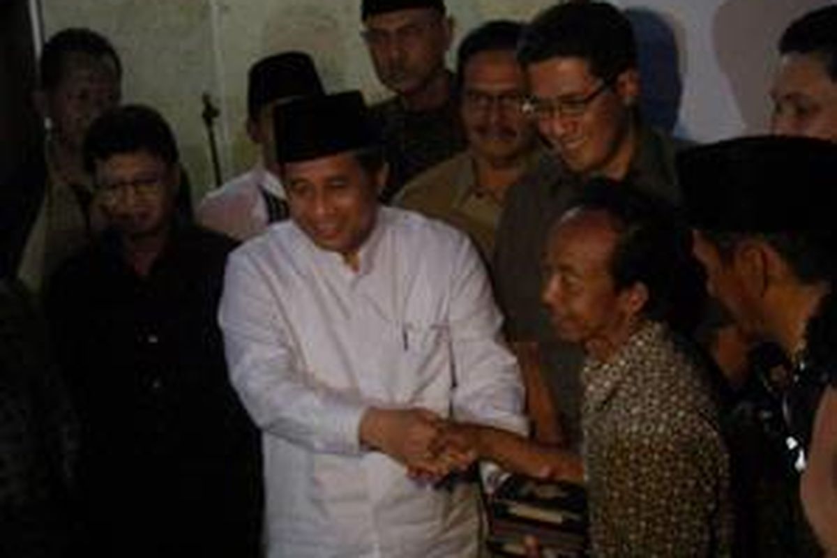 Menteri Negara Komunikasi dan Informasi Moh Nuh menyerahkan bantuan berupa Kitab Suci Al Quran kepada korban gempa Tasikmalaya. 