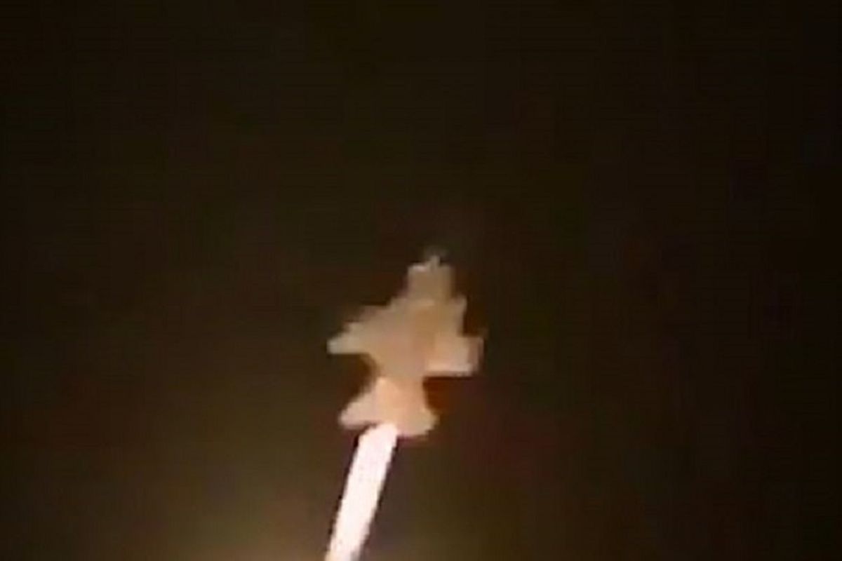Potongan gambar memperlihatkan jet tempur India terbang ke atas setelah melepaskan bom di Balakot, Pakistan. Kedua negara terlibat ketegangan buntut traged bom bunuh diri di Kashmir pada 14 Februari yang membunuh 40 paramiliter India.