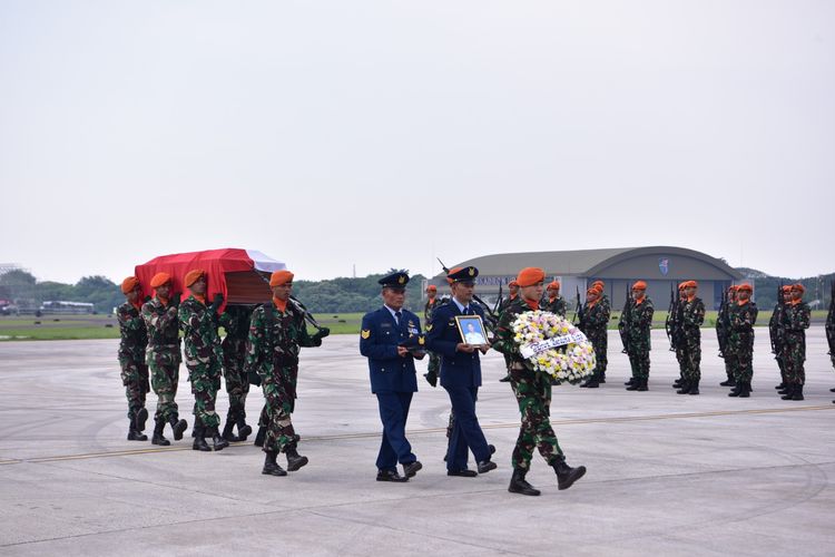 Proses upacara militer pemakaman jenazah Sertu Agung yang tewas akibat jatuh saat terjun payung di Lanud Halim Perdanakusuma, Rabu (5/4/2023).